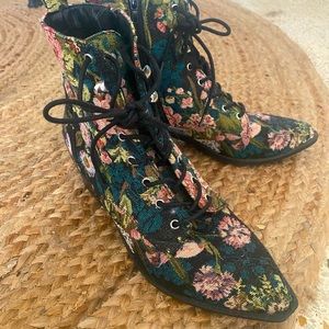 Size 8 American Eagle floral boots